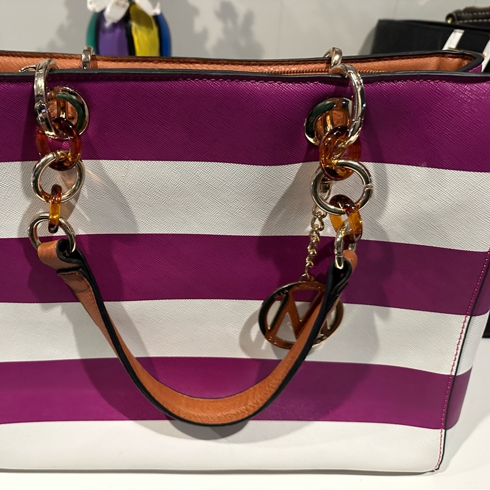 Mia Farrow previously loved purse.